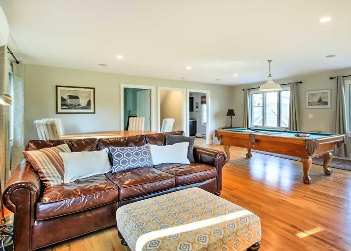 Large Kennebunk Home, Walk To Beach < 2 Mi To Town